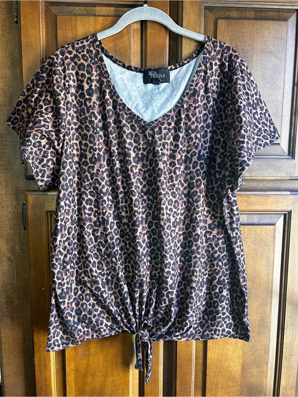 🌸Mia Terra tie-front top features a brown and black leopard print pattern 2x - Picture 2 of 5